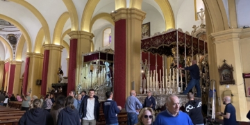 Los isleños visitan los templos para admirar a los Titulares sobre sus pasos procesionales