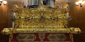Así queda dorada y con cartelas la canastilla trasera del misterio de Cristo Rey