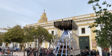 Los cofrades del Huerto desembarcan en la Pastora con el traslado del palio de Gracia y Esperanza