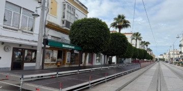 El montaje de la Carrera Oficial avanza por la calle Real