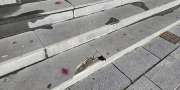 Desperfectos en la escalinata del ayuntamiento tras el desmontaje de la Carrera Oficial