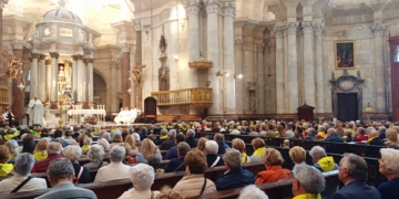 Feligreses y sacerdotes de Cádiz Extramuros llenan la Catedral en su peregrinación por el Año Jubilar