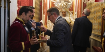 Antonio Moreno entregó a Misericordia el bastón de alcalde y la medalla con el escudo de la ciudad