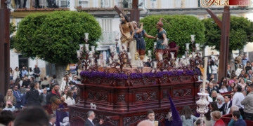 Las hermandades pasan de 2409 a 1031 euros de ingresos por la Carrera Oficial este año