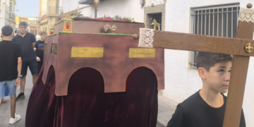 Jóvenes cofrades del barrio de la Bazán sacaron su particular paso por las calles