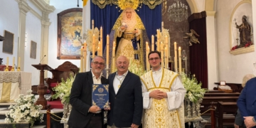 Juan José Castiñeiras recibió el portafolios del Pregón a la Virgen de la Estrella