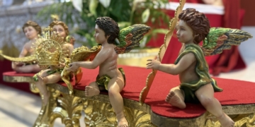 Los cultos principales en el Rocío finalizan con una Solemen Función y la bendición de estrenos