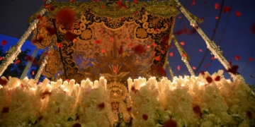 La Virgen del Rocío se paseó por Sevilla coronada