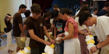 Más de un centenar de jóvenes cofrades colaboran con los exornos para la Coronación de la Esperanza