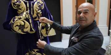 Los artesanos sevillanos estallan ante el encargo a Pakistán de unos faldones para la Pastora de Santa Marina