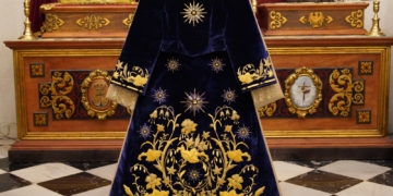 Bendecida la saya ‘de los soles’ para la Virgen de la Esperanza