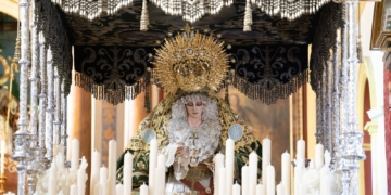 Gracia y Esperanza Coronada ya entronizada en su paso de palio para la extraordinaria del 20 de septiembre