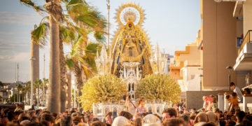 Chipiona se volcó con su Virgen de Regla en la primera procesión que contó con la reliquia del recién proclamado Santo de la Iglesia Carlo Acutis