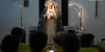 La Virgen del Dulce Nombre rodeada de escolares de las Carmelitas en Besamano con motivo de su festividad