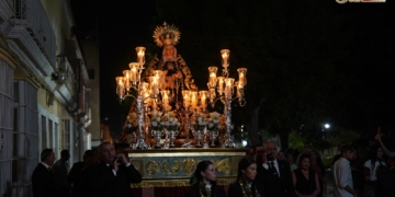 La Virgen de la Esperanza presidió un rosario de antorchas que anticipa todo lo que vendrá en octubre con su Coronación