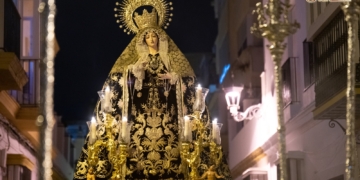 La Virgen de los Dolores presidió el rezo del Santo Rosario por las calles de la feligresía de la Iglesia Mayor