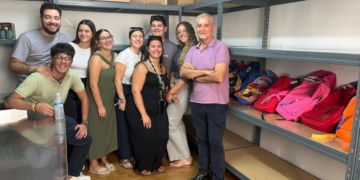 Los jóvenes del Nazareno entregan 30 mochilas con material escolar a Cáritas de la Iglesia Mayor