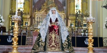Largas colas para visitar a la Virgen de la Esperanza en su histórico Besamano en el Panteón de Marinos Ilustres