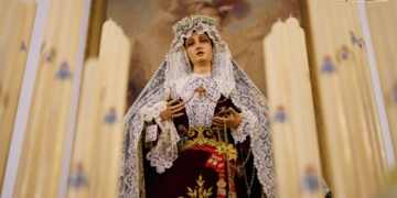 Así se presenta la Virgen de la Esperanza para el traslado al Panteón: Sin palio, con corona de flores y mantilla blanca