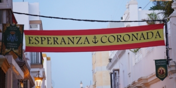 Las calles comienzan a engalanarse para los actos con motivo de la Coronación de la Virgen de la Esperanza