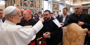 León XIV recibió la medalla de la Hermandad del Rocío de Cádiz y un rosario con la imagen de la Blanca Paloma