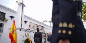 La Armada y San Fernando recordaron a los caídos por España en el panteón militar del cementerio