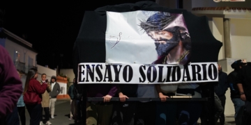 La cuadrilla de cargadores de Sentencia realizó su ensayo solidario por las calles de Gallineras