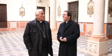 Monseñor Valdivia conoció de la mano de Zornoza el obispado el sábado y hoy se ha reunido con los trabajadores