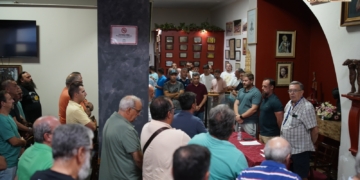 Juan Pérez pone su cargo a disposición de la asamblea de la JCC… y la asamblea le dice que se quede pero depure a su Junta Rectora