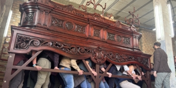 El paso de misterio de Columna fue trasladado al nuevo almacén de la hermandad