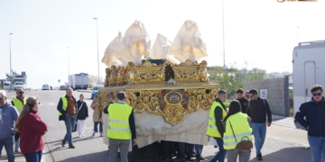 Una cuadrilla de la JCC trasladó el paso de Resurrección hasta el Polígono Fadricas
