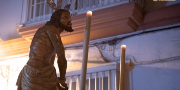 El barrio de la Iglesia Mayor acogió el rezo del Vía-Crucis junto a Jesús Atado y Flagelado a la Columna