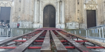 Se inicia el montaje de la rampa de acceso a la Catedral de Cádiz para los cortejos de Semana Santa