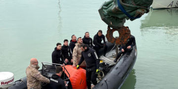La Armada rescata la reproducción de La Galeona que coronaba el faro de Las Puercas y despareció con el temporal