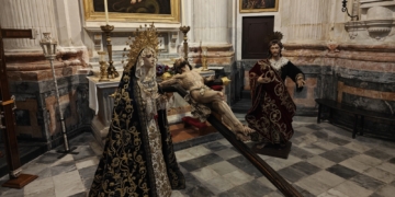 Los Titulares del Perdón ya en la Catedral de Cádiz para afrontar su salida en la madrugada del Viernes Santo