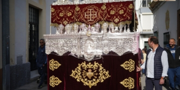 La Hermandad del Nazareno comienza en la Iglesia Mayor la preparación de la madrugá con el traslado del paso de palio