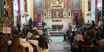 La lluvia dejó el Vía-Crucis de los niños de catequesis en el interior de la Iglesia de la Pastora
