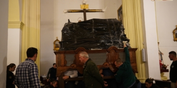 El paso de la Caridad ya en San Francisco a la espera de la ansiada salida del Martes Santo