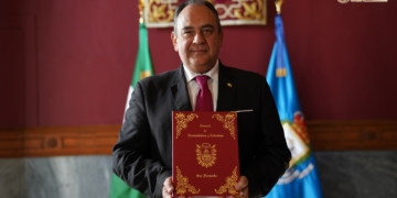 Manuel Ángel Cano recibió el portafolios para el pregón de la Semana Santa
