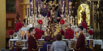 Jesús Nazareno recibe las muestras de devoción de sus fieles en el tradicional Besapié de Cuaresma