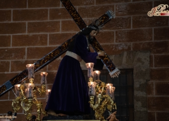Jesús Nazareno arropado de fieles presidió el rezo del Vía-Crucis por las calles del centro