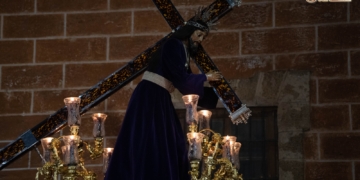 Jesús Nazareno arropado de fieles presidió el rezo del Vía-Crucis por las calles del centro
