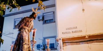 El Señor del Prendimiento regresó a las calles de su barrio presidiendo el rezo del Vía-Crucis