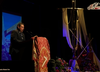 Jesús Bolaños exaltó a la figura del cargador en el Pregón de la JCC que se completó con un concierto de Agripino Lozano
