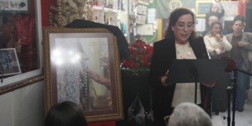 Un detalle del Besamano de la Esperanza anuncia la Semana Santa en ‘La Cerería’