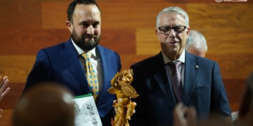 El tallista isleño Manuel Oliva recibió el XVI galardón de La Venera