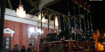 La cuadrilla de hermanos del Nazareno prepara la salida de la Virgen de los Desamparados