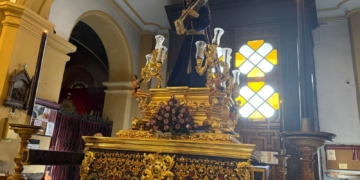 Jesús Nazareno con túnica lisa y cruz de carey para su Vía-Crucis esta tarde