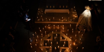 La palabra y la música se entrelazan en plegaria a la luz de las velas junto a la Virgen de la Victoria