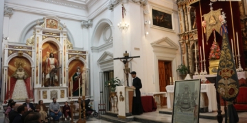 El sacerdote Miguel Ángel Ventura pregonó la Romería del Rocío junto al Simpecado gaditano